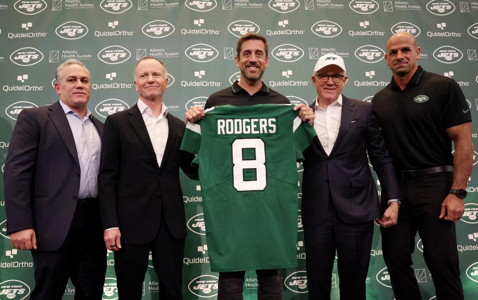 Aaron Rodgers pukeutuu New York Jets -paitaan nro 8